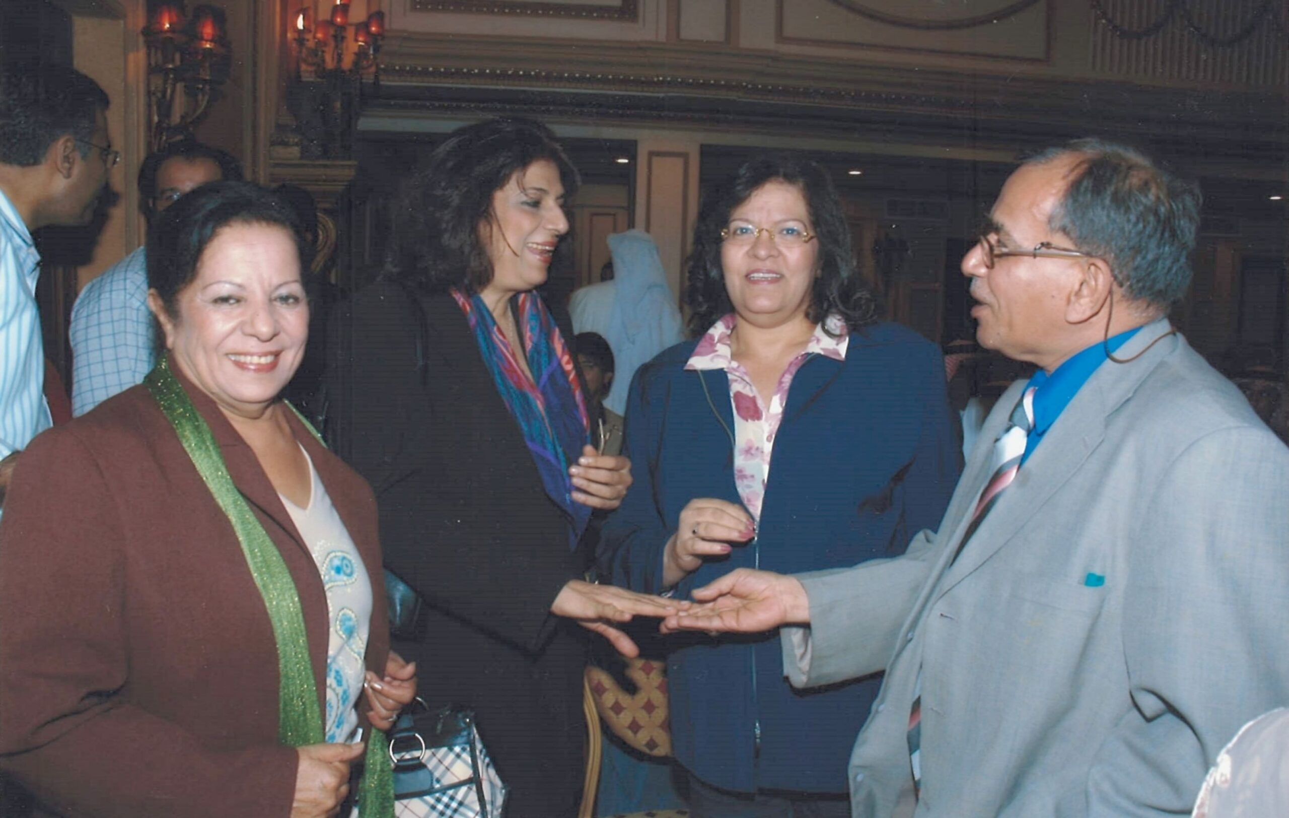 الشاعرة فوزية السندي مع الشاعر علي الشرقاوي والشاعرة حمدة خميس والكاتبة فوزية رشيد في أسرة الادباء والكتاب – مملكة البحرين