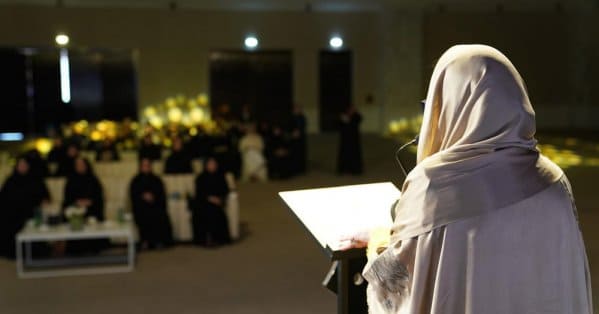 قرينة حاكم الشارقة الشيخة جواهر بنت محمد القاسمي ورئيسة المجلس الأعلى لشؤون الأسرة تكرم الشاعرة فوزية السندي و الفائزات بجائزة الشارقة لإبداعات المرأة الخليجية في الآداب والفنون