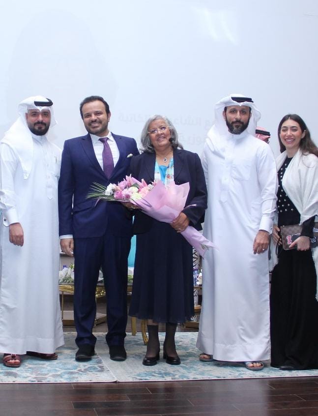 الشاعرة فوزية السندي مع أولادها وليد هاشم وخالد هاشم ويوسف هاشم ونور علي