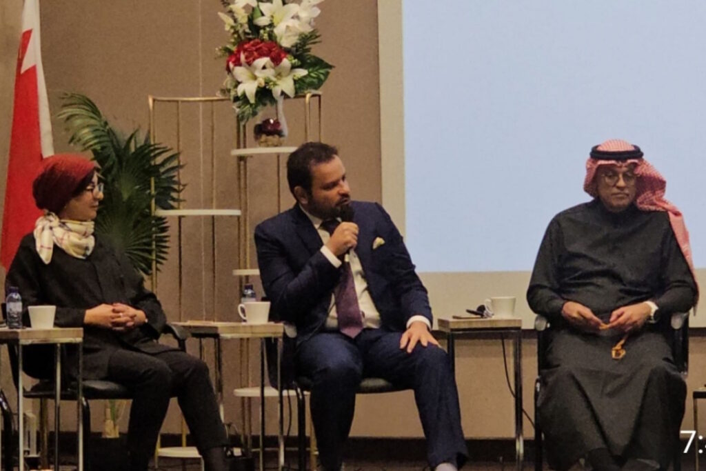 الروائي وليد هاشم يتحدث في جلسة كوب قهوة مع الشاعرة فوزية السندي مركز عبدالرحمن كانو الثقافي بمناسبة يوم المرأة البحرينية الثلاثاء 10 ديسمبر 2024