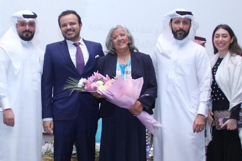 الشاعرة فوزية السندي مع أولادها  وليد هاشم وخالد هاشم ويوسف هاشم وزوجة أبنها نور علي