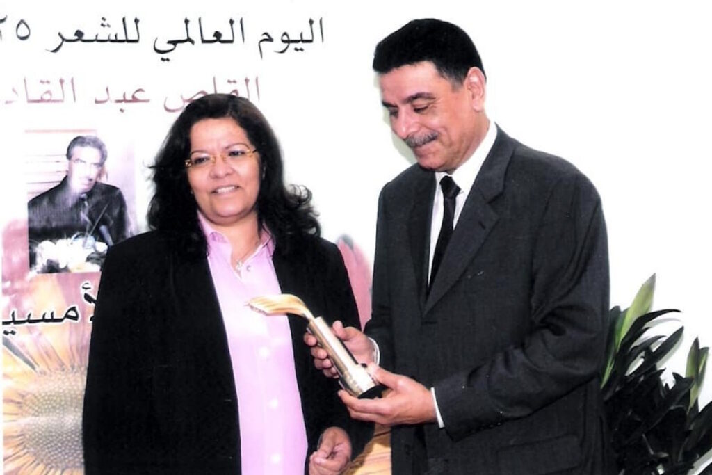 الشاعرة فوزية السندي تستلم التكريم من الشاعر إبراهيم من بوهندي رئيس أسرة الأدباء والكتاب في مملكة البحرين بمناسبة يوم الشعر العالمي  2009