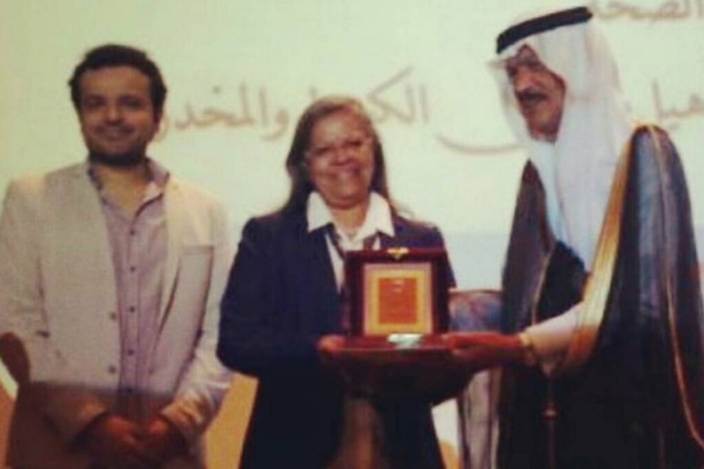 تكريم معالي وزير الصحة د. صادق عبدالكريم الشهابي في مملكة البحرين لماستر فوزية السندي وماستر وليد هاشم عن مشاركتهم في دعم المتعافين من الإدمان.