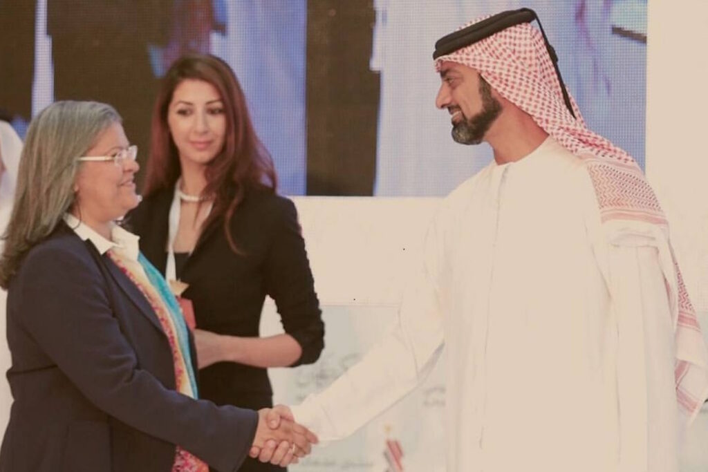 تكريم الشيخ عمار بن راشد النعيمي ولي عهد حاكم عجمان لماستر فوزية السندي في ورشة الأيجابية  - عجمان