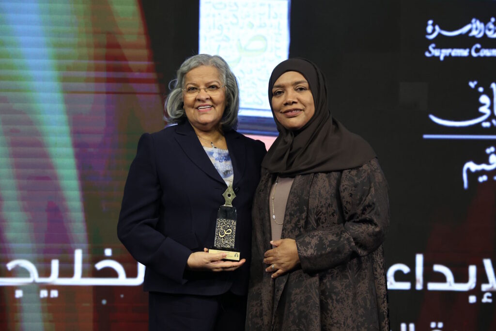 الشاعرة فوزية السندي مع الدكتورة صالحة غابش ‬المستشار‭ ‬الثقافي‭ ‬رئيس‭ ‬المكتب‭ ‬الثقافي‭ ‬بالمجلس الأعلى لشؤون الأسرة بالشارقة‬‮