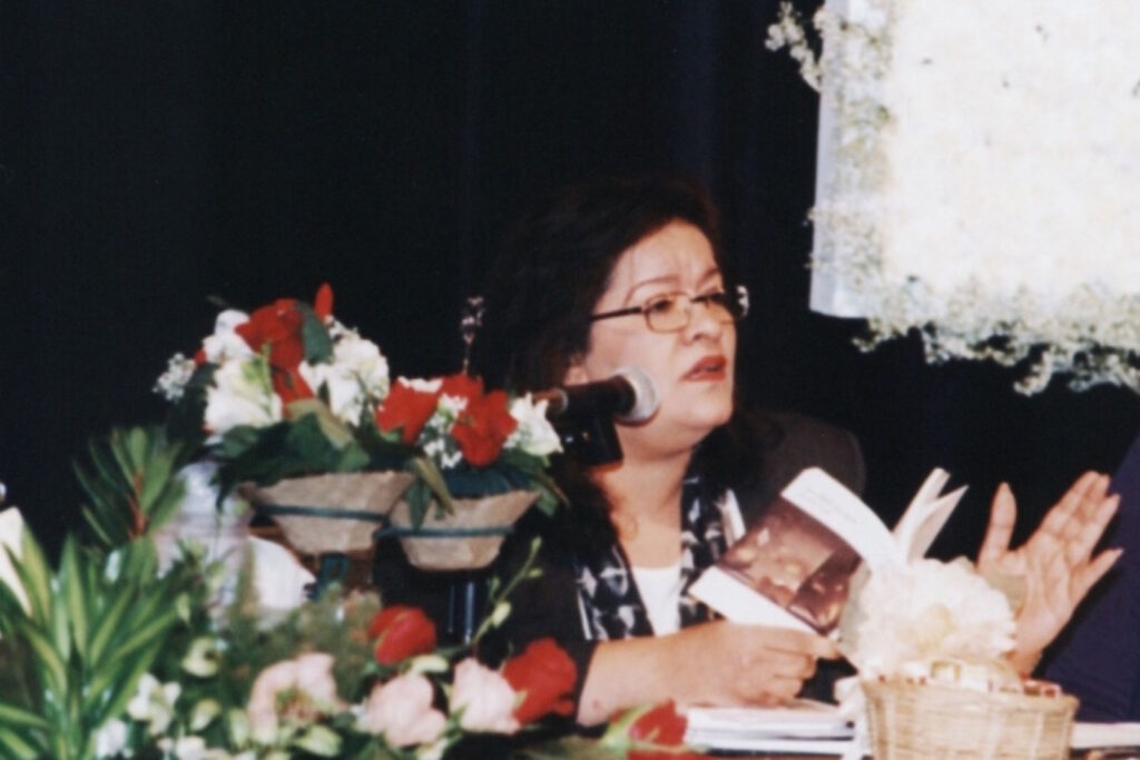 الشاعرة فوزية السندي في مهرجان الدوحة الثقافي  قطر-  2002