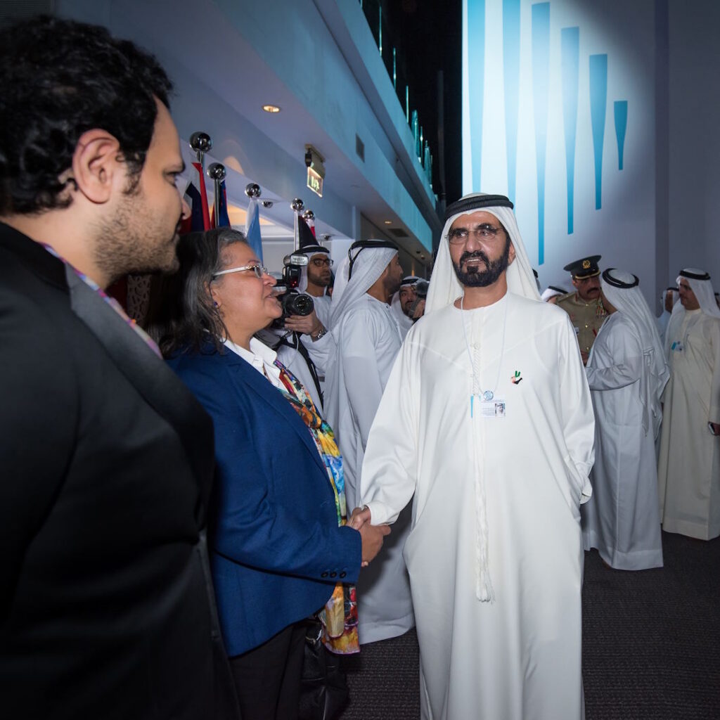الشيخ محمد بن راشد بن سعيد آل مكتوم نائب رئيس دولة الإمارات العربية المتحدة رئيس مجلس الوزراء حاكم إمارة دبي وزير الدفاع  مع ماستر فوزية السندي وماستر وليد هاشم في القمة العالمية للحكومات - دبي