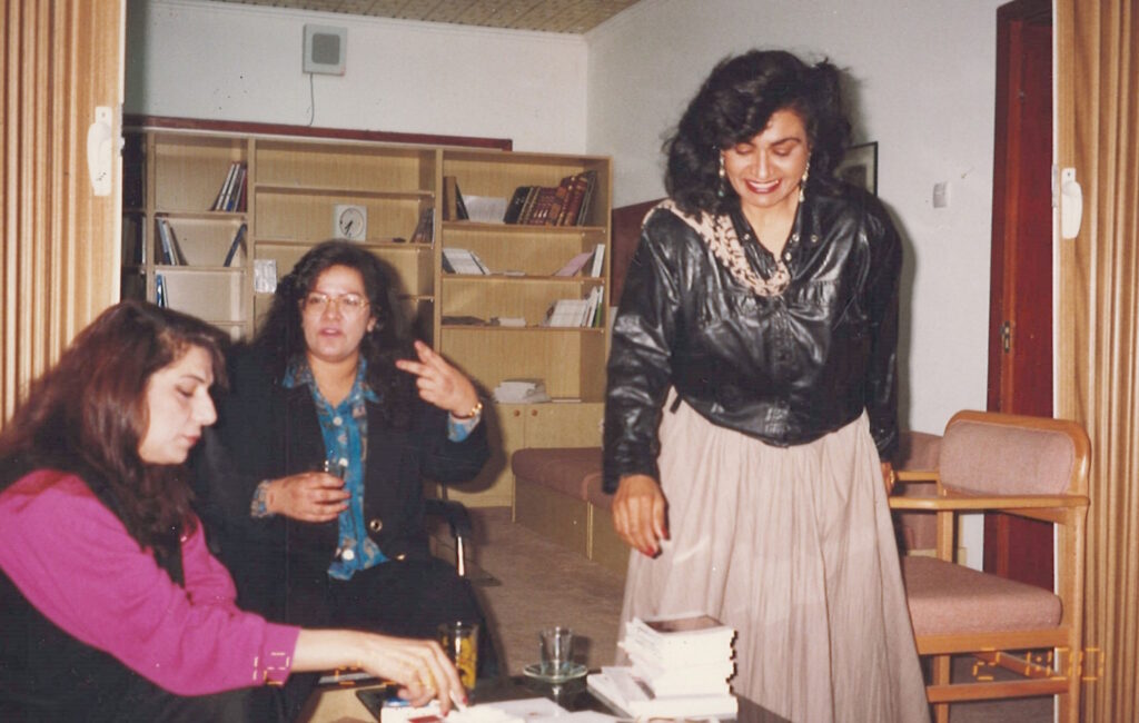 الشاعرة فوزية السندي مع الشاعرة إيمان أسيري والروائية فوزية رشيد في أسرة الأدباء والكتاب في مملكة البحرين